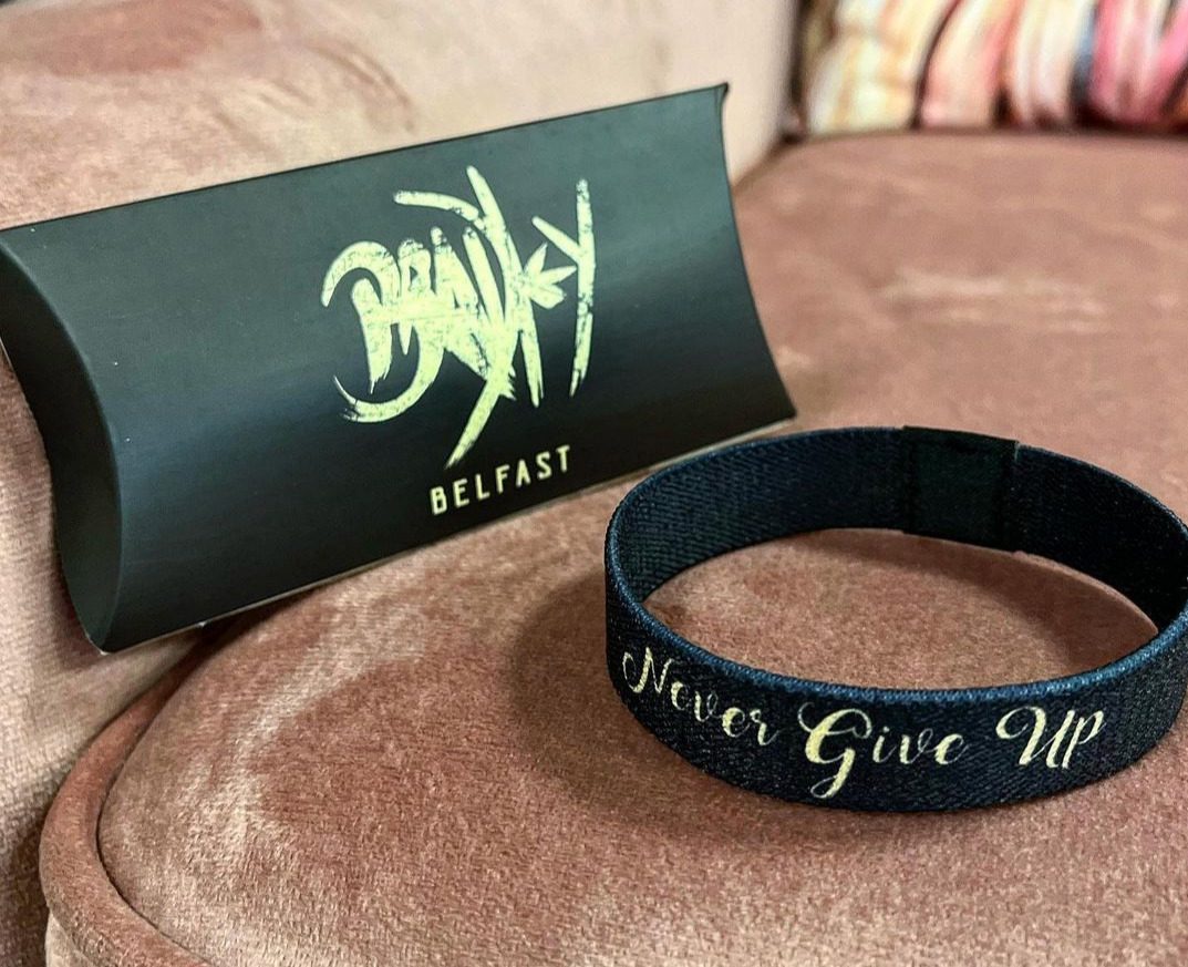 'Never Give Up' Wristband